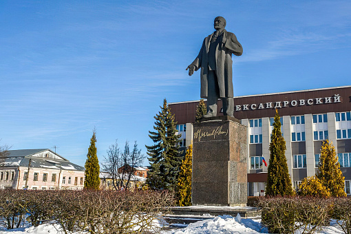 Памятник В. И. Ленину и здание городского суда