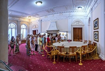 Группа на экскурсии в Ливадийском дворце