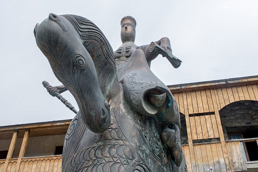 Памятник царице Тамаре
