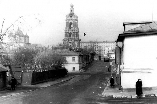 Вид на монастырь из 4-го Крутицкого переулка в начале 1950-х годов