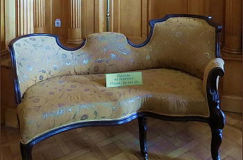Старинный диван