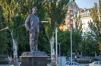 Памятник Михаилу Шолохову