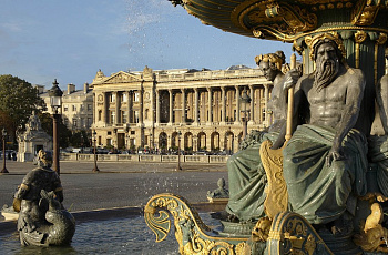 Отель Крийон (De Crillon) и фонтан на площади Согласия