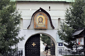 Вход в монастырь