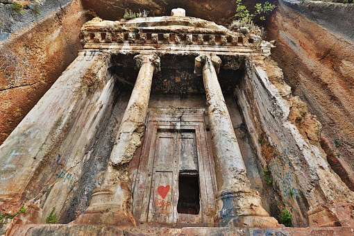 Ликийская гробница в скале
