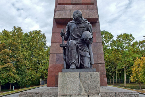 Мемориал советским воинам в Трептов-Парке