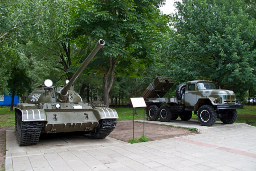 Танк Т-54 и установка «Град-1» в музее военной техники