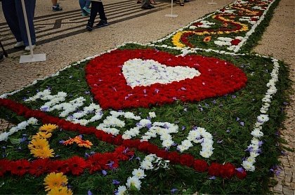 Украшенная цветами улица Порту-Санту