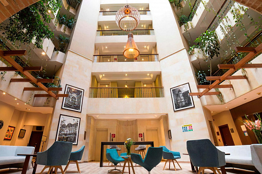 Холл отеля Embassy Suites by Hilton Bogotá Rosales