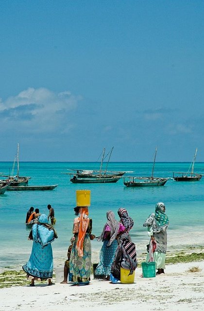 Занзибарские женщины ждут своих мужей-рыбаков с работы