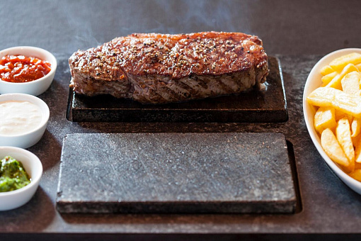 Стейк Нью-Йорк в ABACCO'S STEAKHOUSE