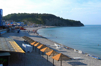 Пляж курортного поселка ранним утром