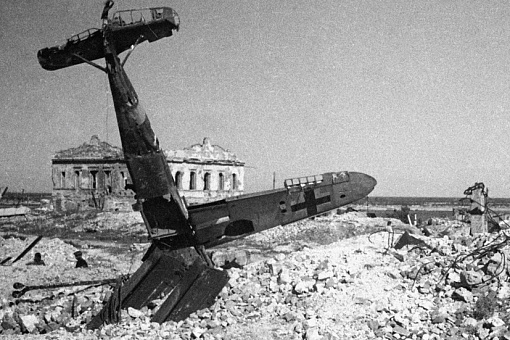 Гитлеровский самолет, сбитый в бою над Сталинградом