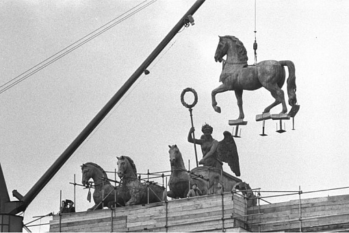 Возвращение статуй после удаления с них прусской символики (1958 год)