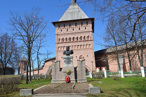 Бюст Дмитрия Пожарского перед входом в монастырь