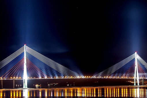 Вечерняя подсветка Русского моста