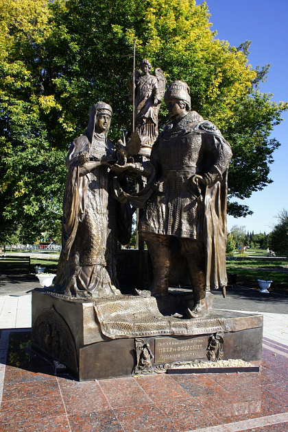 Памятники Петру и Февронии в Бийске