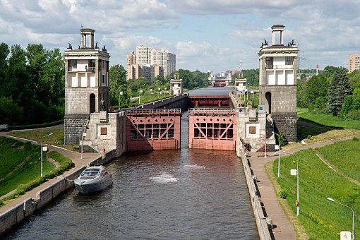 Шлюз на Канале имени Москвы