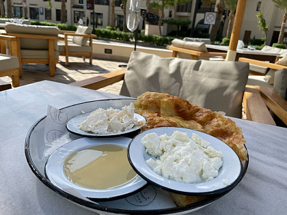 Слоеный пирог с медом и мягким сыром в Namliyah Egypt Eatery