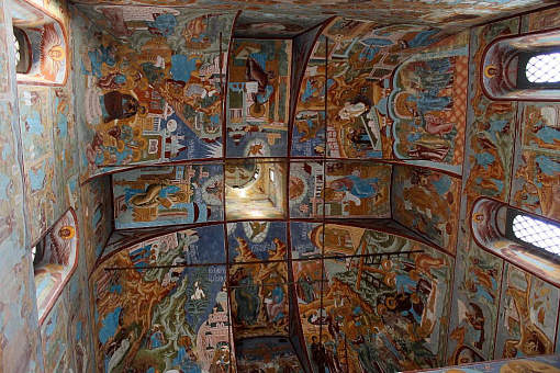 Внутри храма