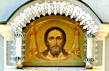 Икона на фасаде храма