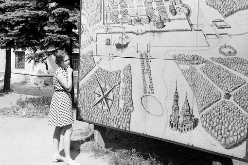 Возле плана усадьбы. 1975 год