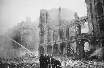 Пожарные тушат пламя после бомбардировки в 1941 году