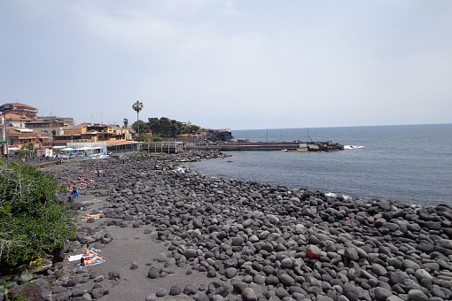 Галечный пляж в San Giovanni li Cuti