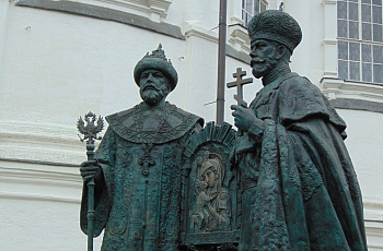 Памятник династии Романовых возле стен собора