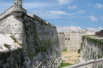 Старые стены крепости Parque Histórico Militar Morro-Cabaña