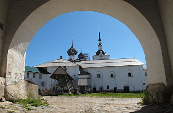 Внутри монастыря