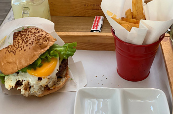 Бургер и фри в Meat Burger & Steakhouse
