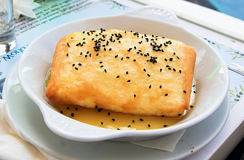 Жаренный сыр - саганаки