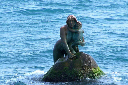 Скульптура Русалки в море