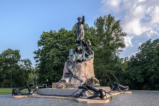 Памятник адмиралу Макарову