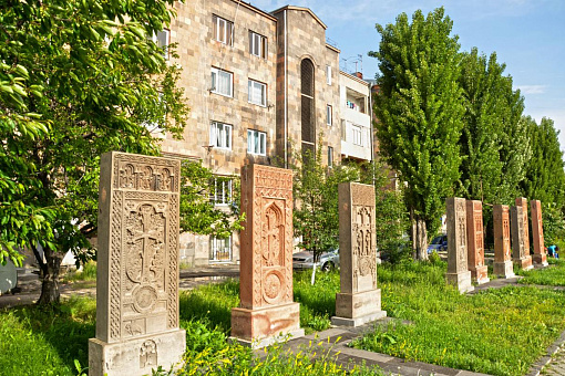 В сквере хачкаров установлены 20 копий разрушенных в Джульфе хачкаров