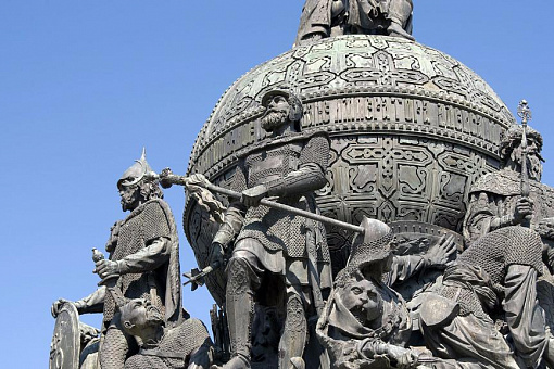 Памятник «Тысячелетие России» содержит 128 фигур