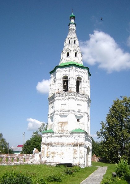 Падающая колокольня в Кидекше