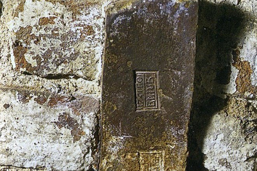 Скрепа, несущая карниз. 1752 г.
