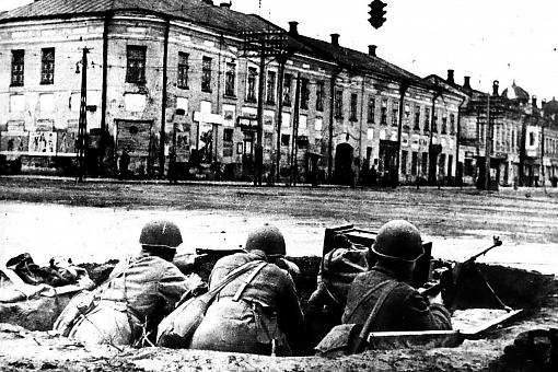 Бойцы в окопах на перекрёстке улиц Советской и Коммунаров (ныне проспект Ленина), октябрь 1941 года